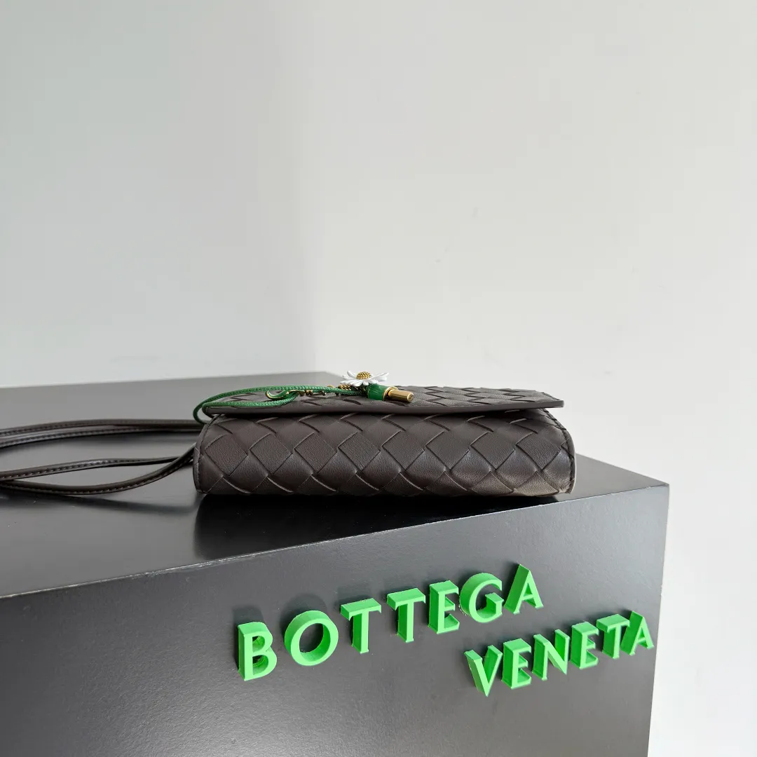 Batch 1560 Bottega Veneta2025 new product Daisy Andiamo bag, classic woven crossbody bag, thin shoulder strap is more casual, especially the small pendant design this time, daisy + green leaves + small gold chain, add a playful and smart look to the tough leather🌼Metallic button and knot closure, simple but not simple, elegant texture, elegant weaving attitude. You can also decide how to carry the bag according to your outfit and occasion. It can be used as a clutch bag, shoulder bag, or crossbody bag. It has a high usage rate. 😊Pair it with a simple skirt to instantly become relaxed and fashionable. Pair it with a smart suit to neutralize the formal feeling. It can be used for commuting and dating! Style number: 838870 (836940) Color: black brown Size: 19*12.6*2cm